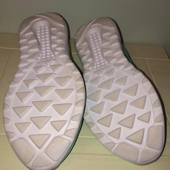 Saucony memory foam lightweight sneakers. - Picture 5 of 5